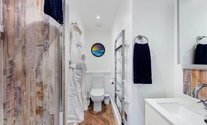 Driftwood Lodge Ensuite with Shower